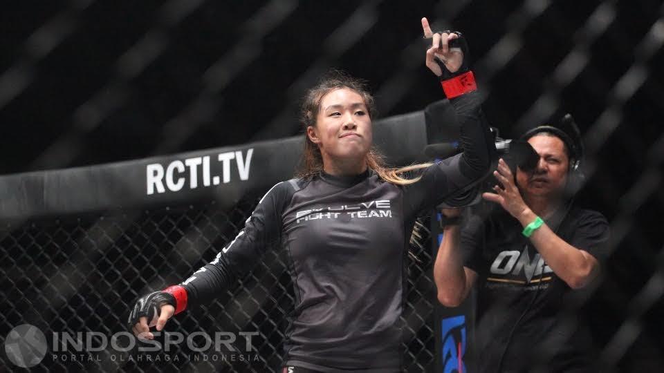 Ekspreai kemenangan petarung putri asal Singapura, Angel Lee setelah mengalahkan lawannya petarung putri asal Amerika Serikat, Rebecca Heintzman.